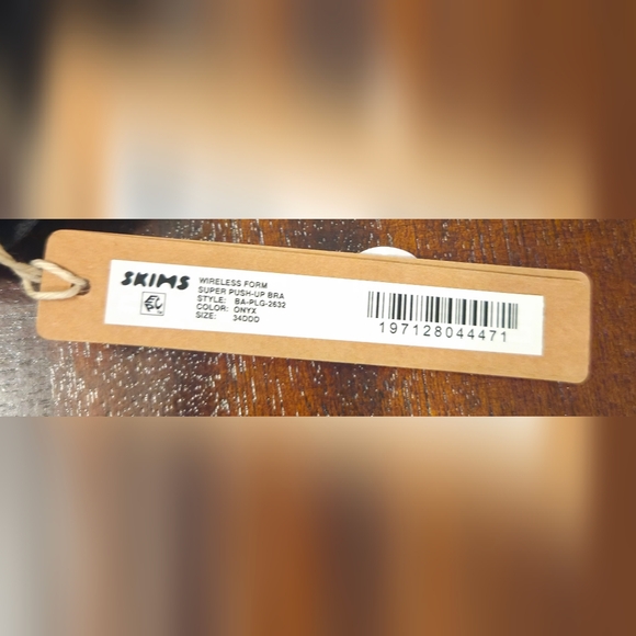 SKIMS Wireless Form Super Push Up Bra- In Onyx - Picture 2 of 9